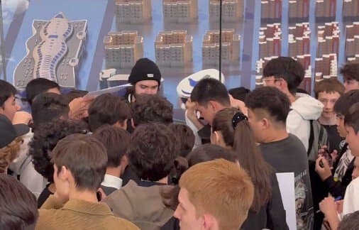 Джейма встретила толпа болельщиков в аэропорту перед PGL Astana