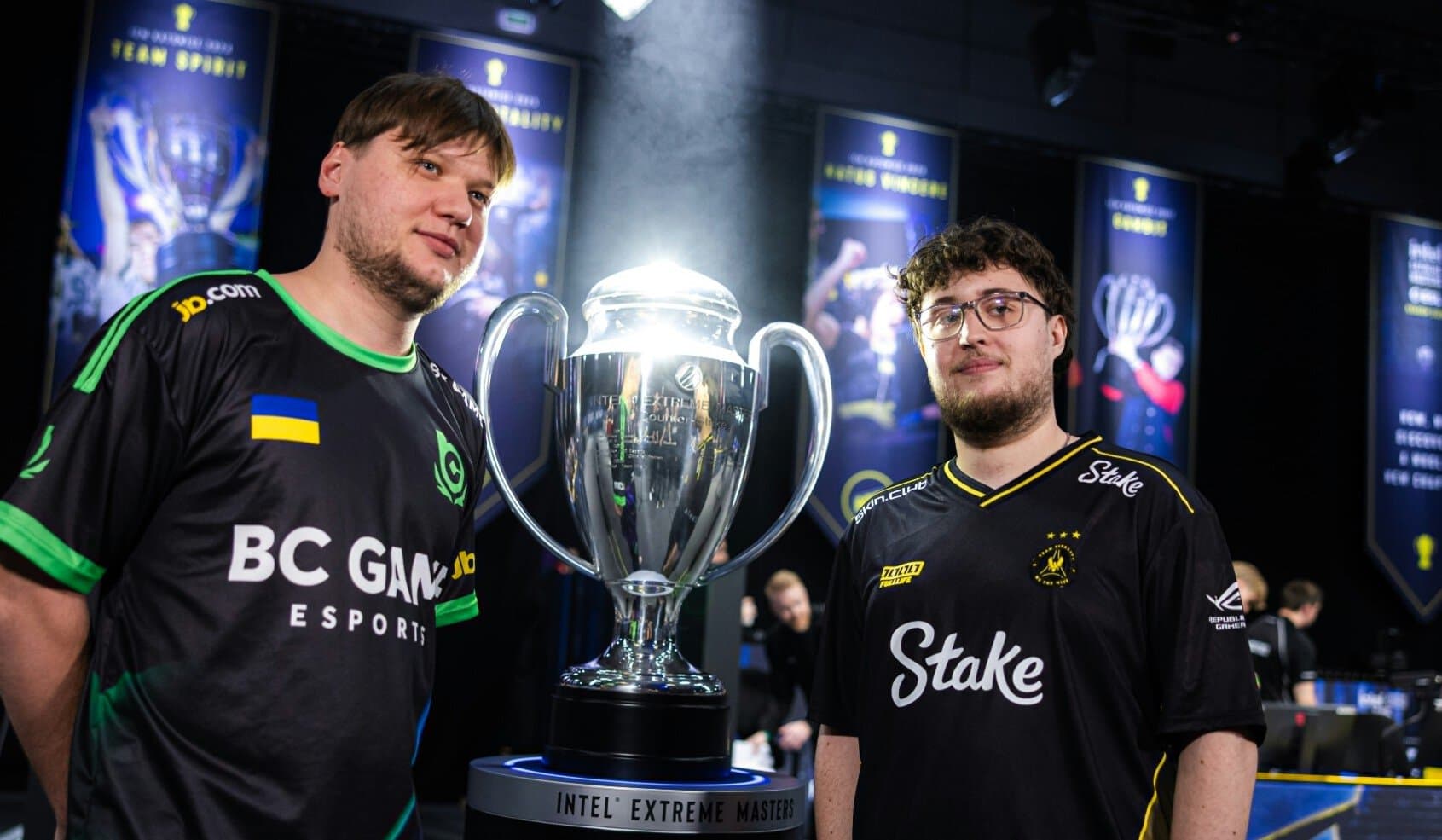 «Я чертов GOAT». Зайву исповедуется Симплу в роли священника в ролике ESL