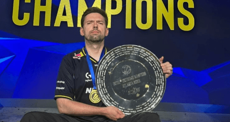 «Я сосал, меня ##### – я фанат команды NAVI». Чемпионы IEM Atlanta сфотографировались с фанатами и плакатом с мемной фразой